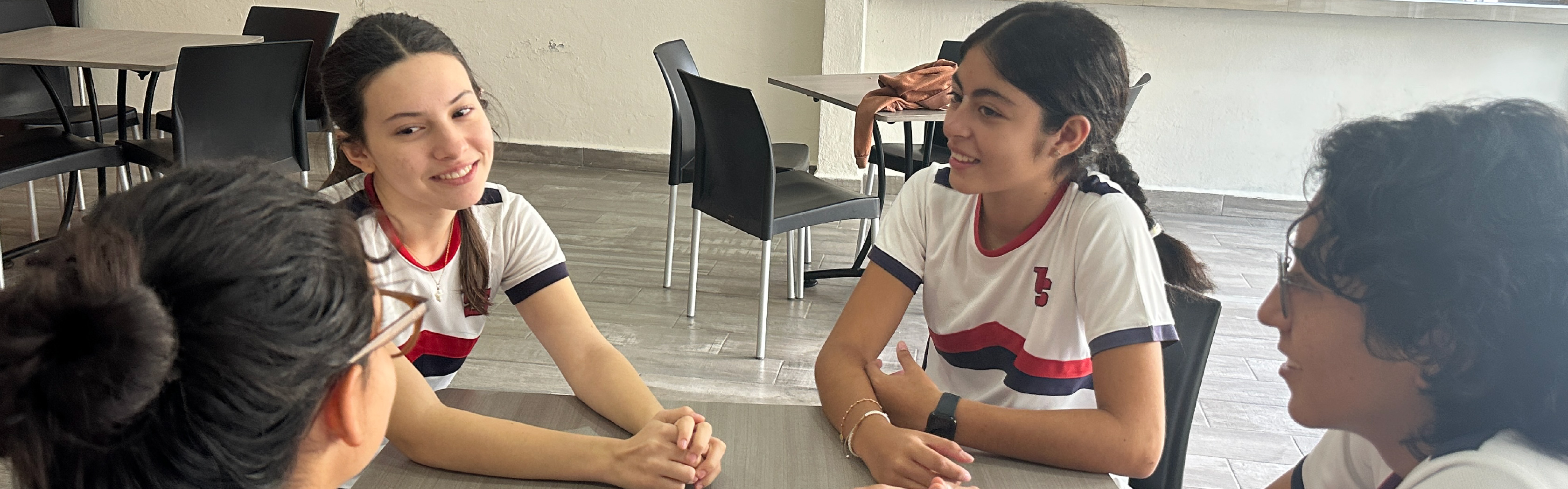 Estudiantes en cafetería